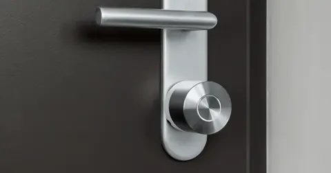 Serrure connectée moderne sur une porte d’entrée, sans main ni geste artificiel