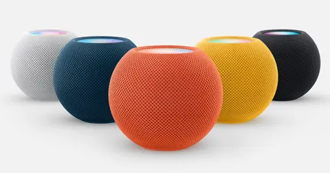 Enceinte connectée compacte dans un salon, sans personne ni main au premier plan