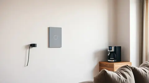Prise connectée branchée dans un salon avec lampe et cafetière en arrière-plan