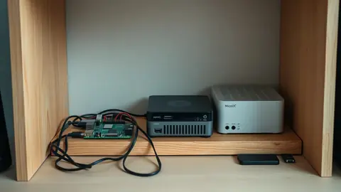 Étagère avec Raspberry Pi, mini-PC et Home Assistant Green posés côte à côte