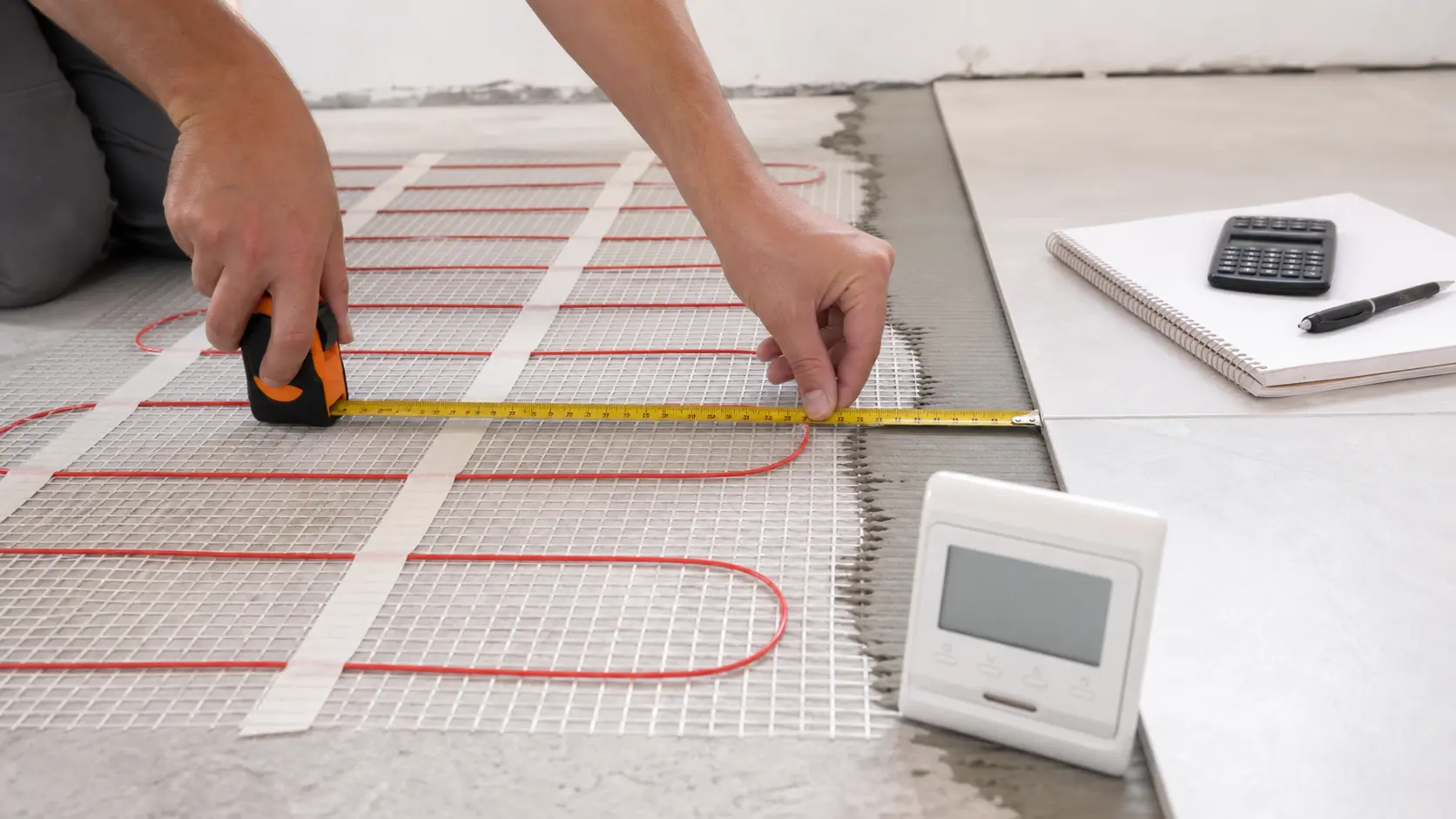 Trame de chauffage électrique au sol dans un salon en rénovation